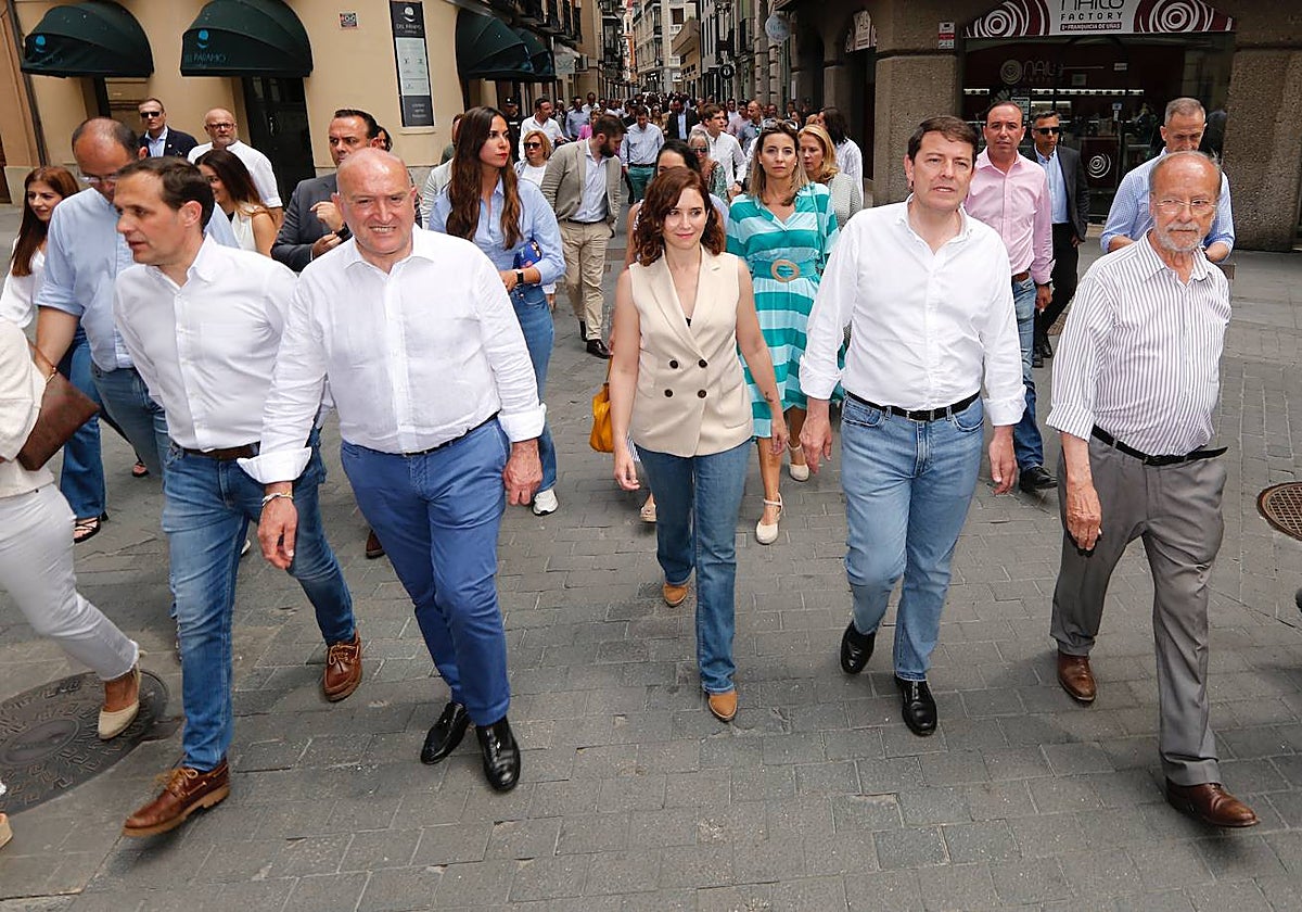 Isabel Díaz Ayuso, este sábado en su paseo por Valladolid flanqueada por los populares Conrado Íscar, Jesús Julio Carnero, alfonso Fernández Mañueco y Francisco Javier León de la Riva