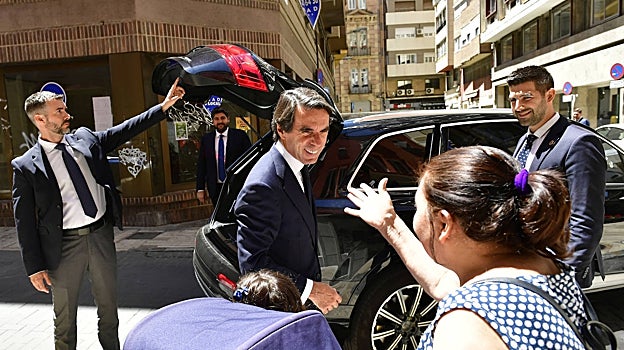 Una señora elogia cariñosamente a Aznar en el centro de Murcia