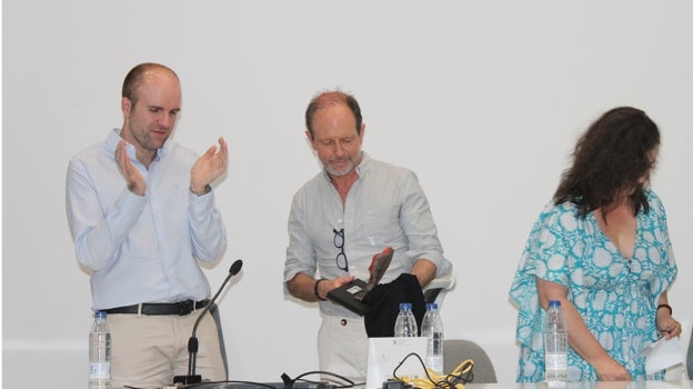 Bernard Minier recibe el Premio Tormo Negro-Masfarné 2022 de manos del director del festival, Sergio Vera
