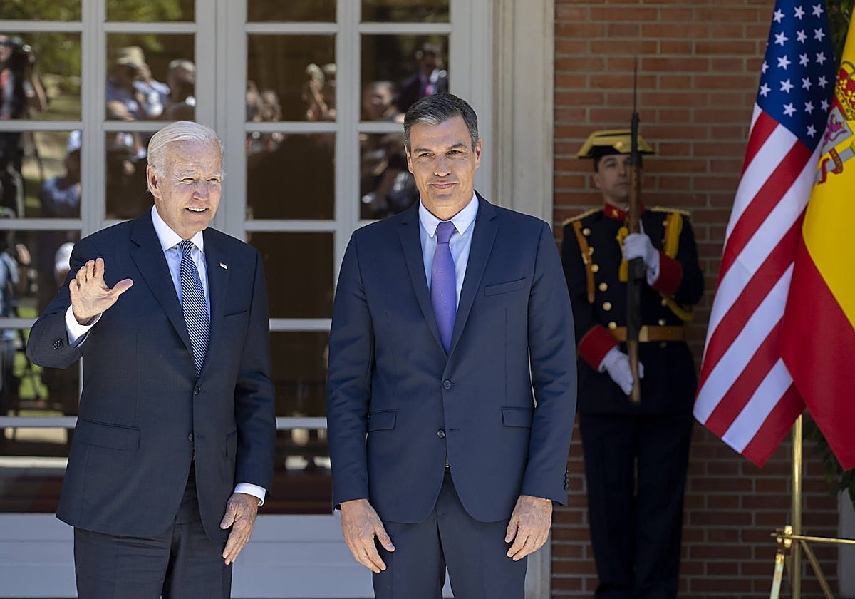 Joe Biden y Pedro Sánchez, en las escalinatas de La Moncloa en julio de 2022, durante su encuentro con motivo de la cumbre de la Otan en Madrid