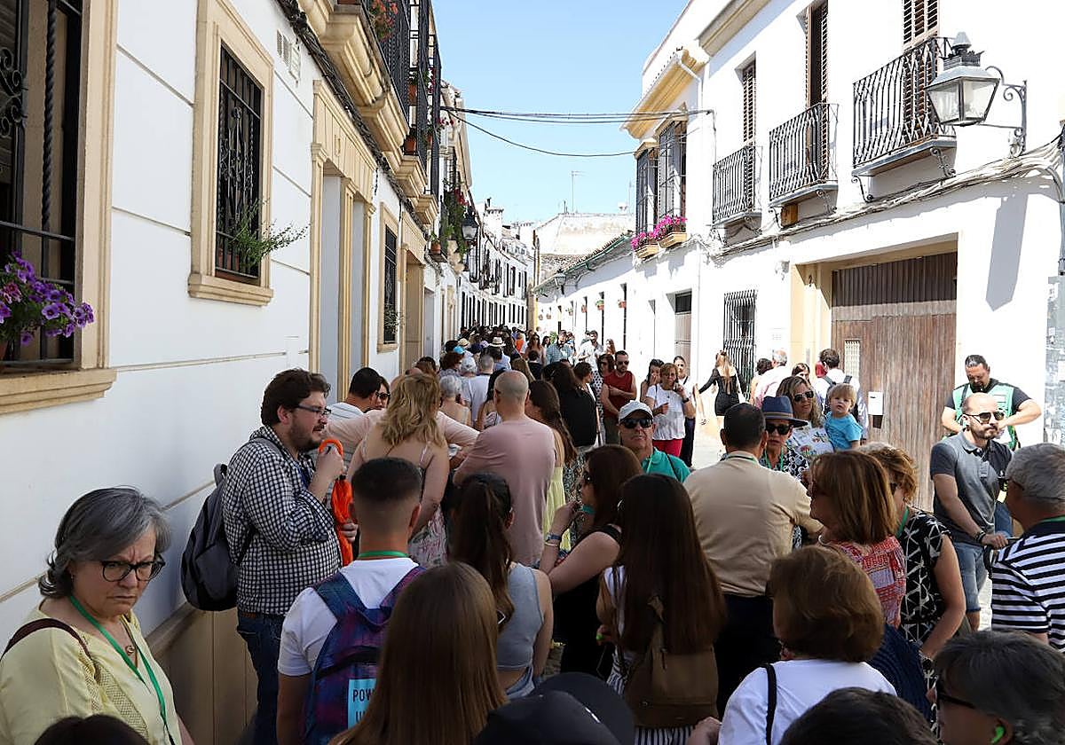 Turistas en la cola de Marroquíes durante este sábado en la capital en el Festival de Patios