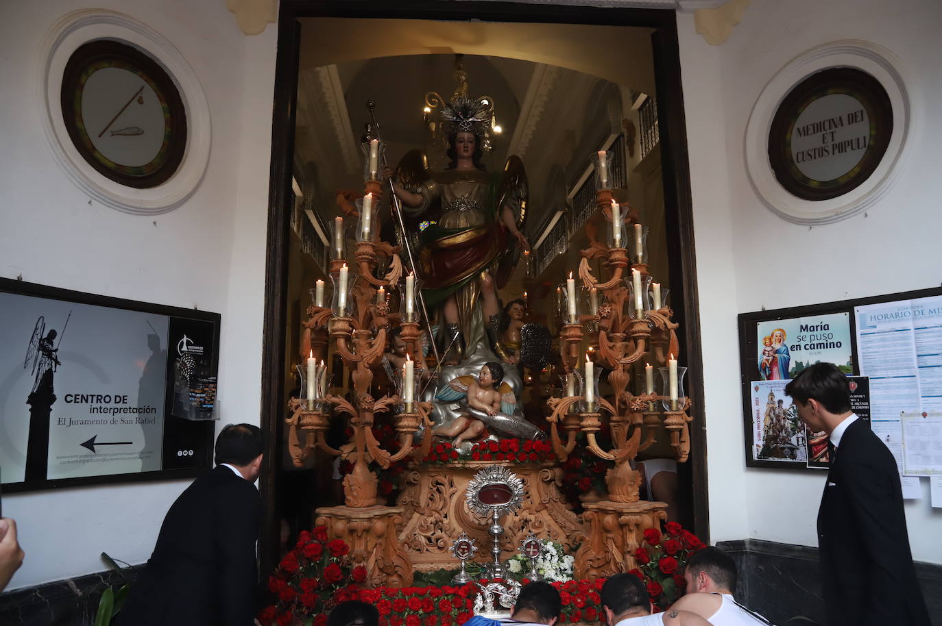 La procesión de San Rafael en rogativas por la lluvia en Córdoba, en imágenes