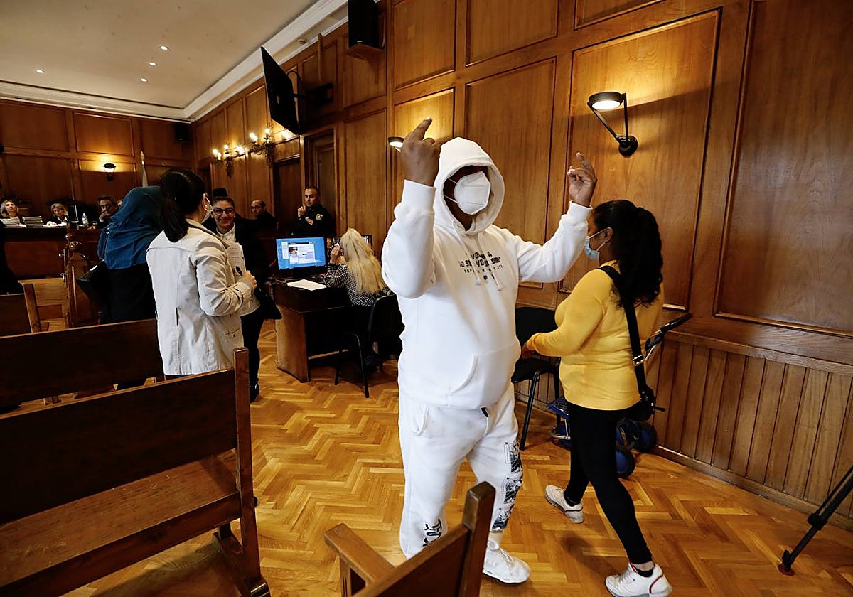 Uno de los acusados, el jueves, en la Audiencia de Pontevedra