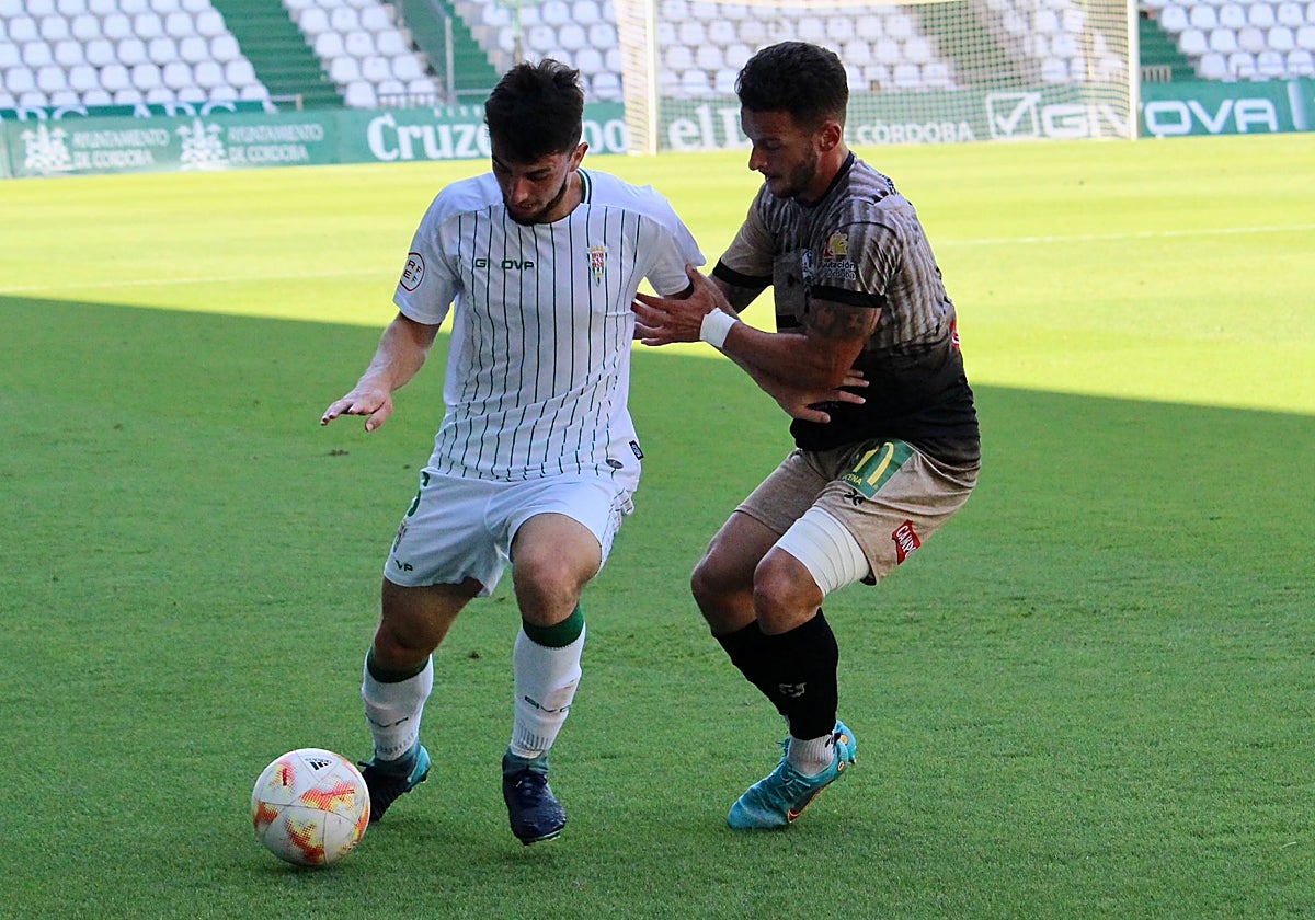 Christian Delgado conduce el balón ante un rival del Ciudad de Lucena