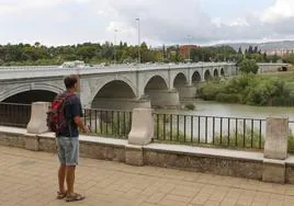 El puente de San Rafael, de Córdoba, no tendrá al final carril bici y sus toldos siguen en el aire