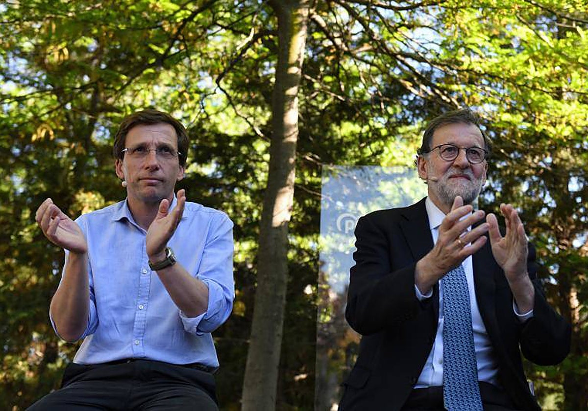 José Luis Martínez-Almeida y Mariano Rajoy, la semana pasada en una terraza de Madrid