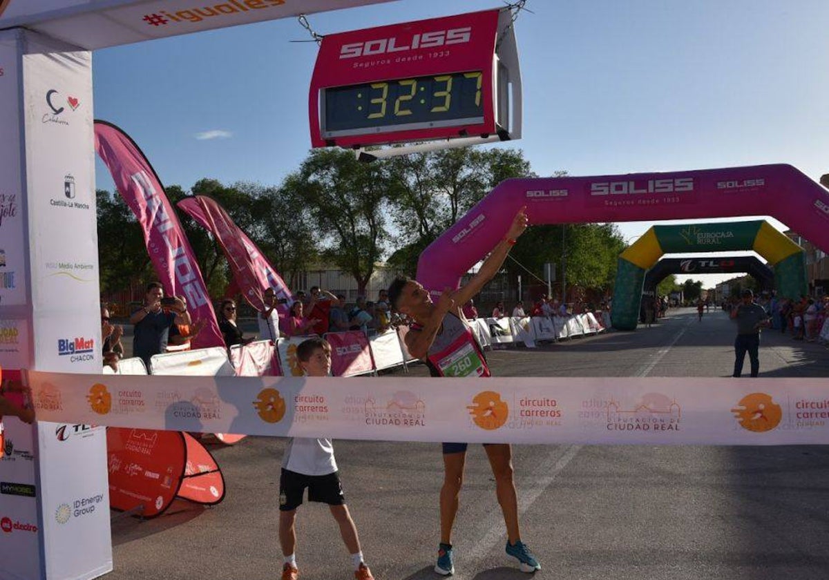 Andy Morales celebra la victoria en Manzanares