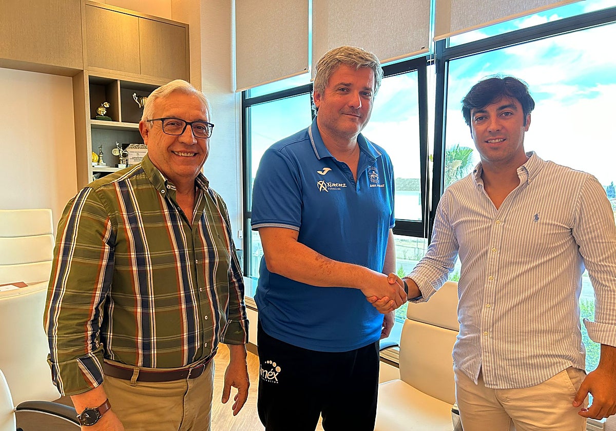 Paco Bustos sella su continuidad al frente del banquillo del Ángel Ximénez Puente Genil