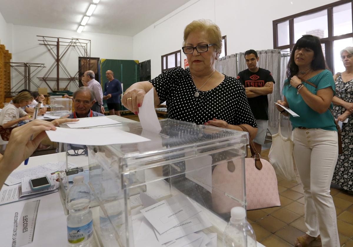 Una mujer vota en un colegio electoral de Córdoba capital en las últimas elecciones municipales