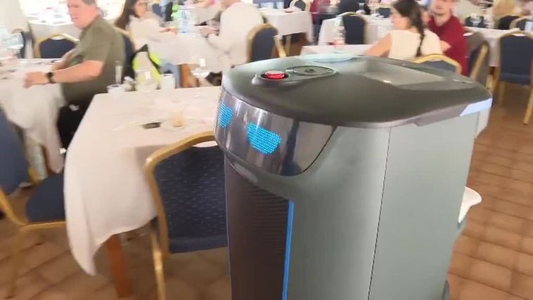 La falta de camareros hace que un restaurante cántabro apueste por un camarero robot