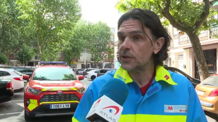 Un hombre se atrinchera con su mujer desangrándose tras acuchillarla en el cuello
