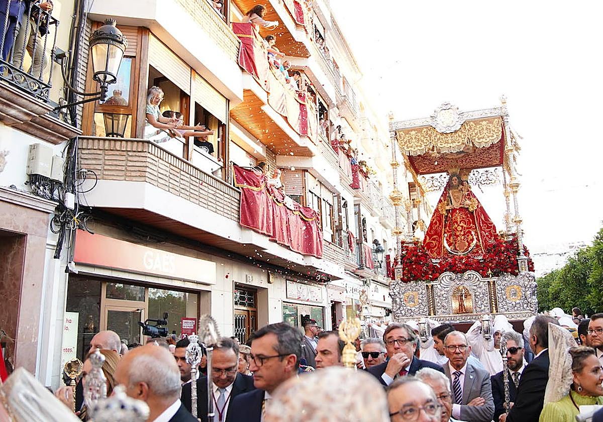 La Virgen de Araceli recige una petalada durante la procesión