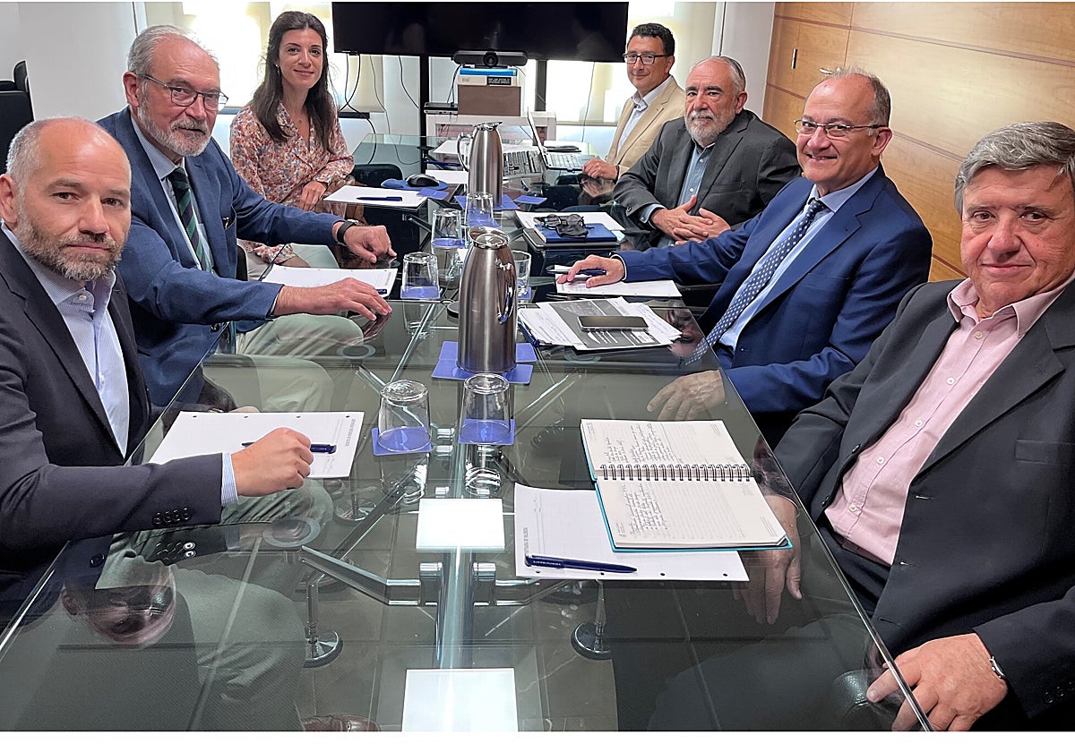 Imagen tomada durante la reunión entre representantes del Puerto de Valencia y ASCER