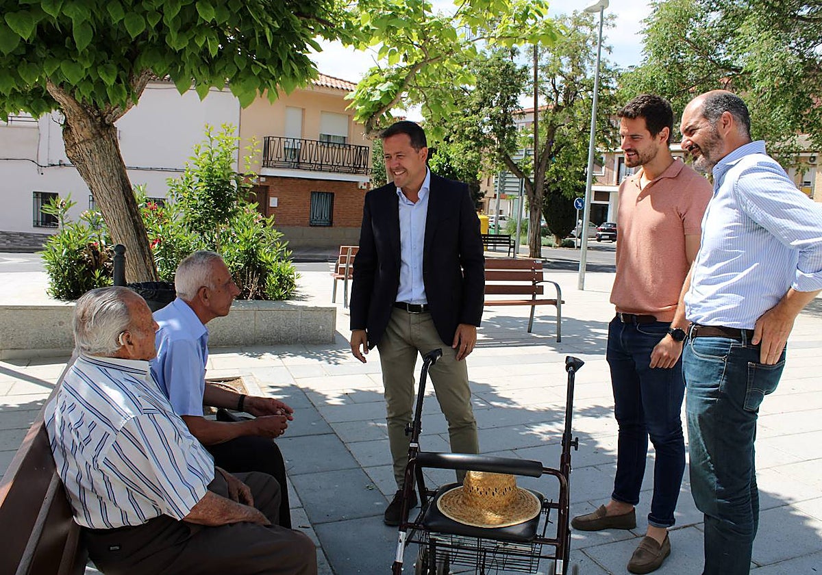 Carlos Velázquez, candidato del PP a la Alcaldía de Toledo, este martes en el barrio de Azucaica
