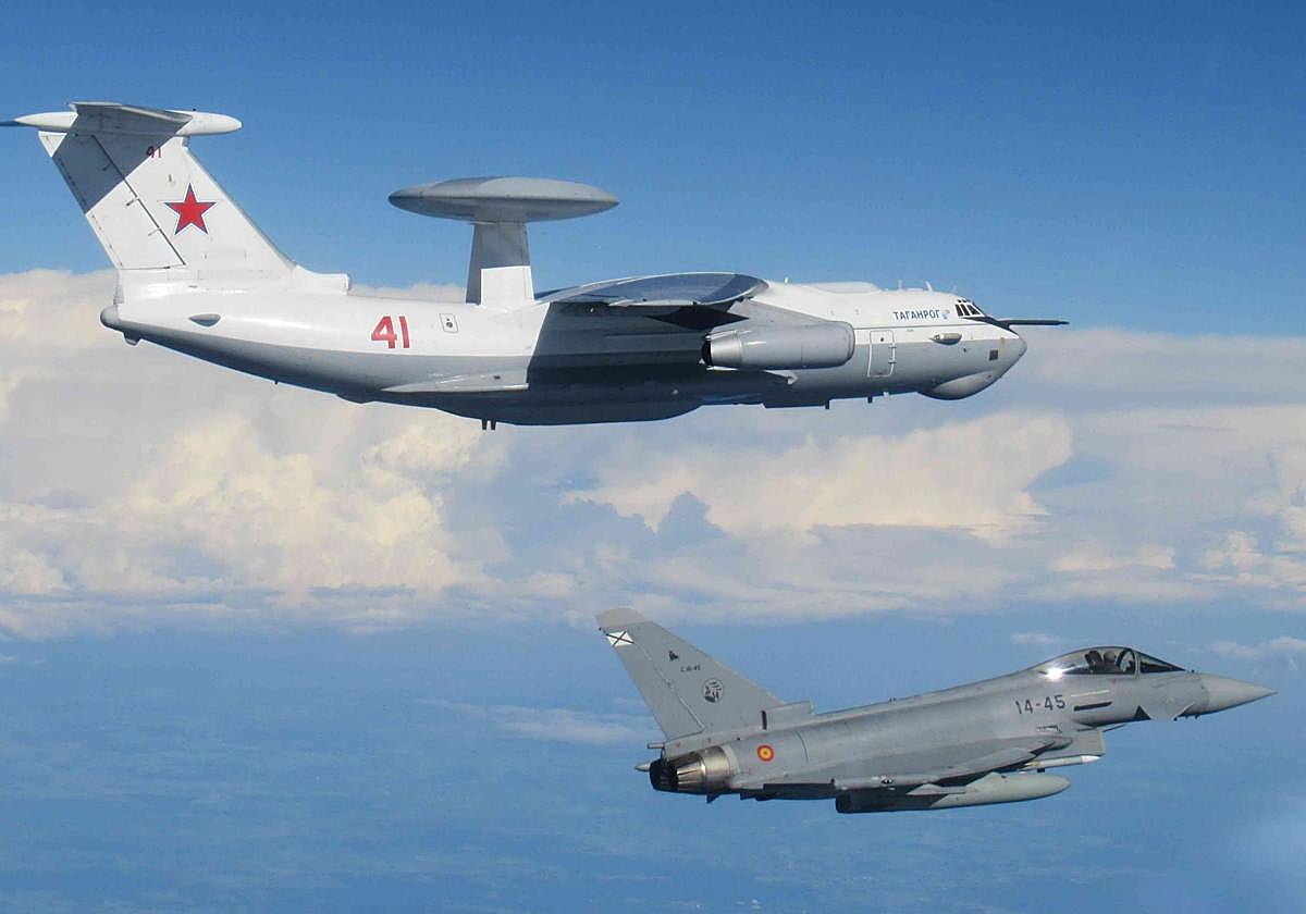Un caza español interceptando a un avión de alerta temprana ruso