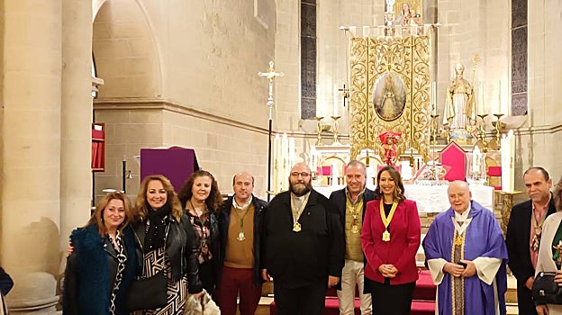 Guadalupe Grande, tercera por la derecha, ante el Simpecado, tras la toma de posesión en noviembre pasado