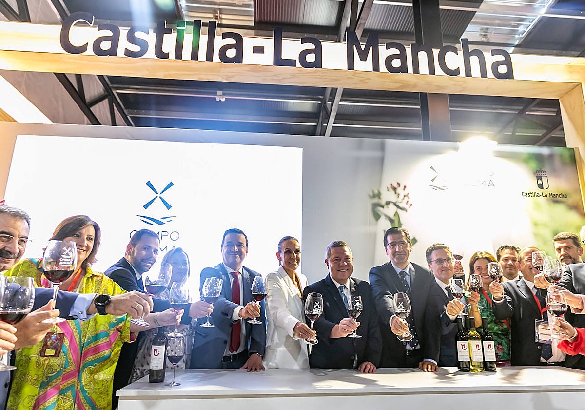 Las autoridades, con el presidente de Castilla-La Mancha, Emiliano García-Page, a la cabeza posan con copas de vino en la inauguración de Fenavin