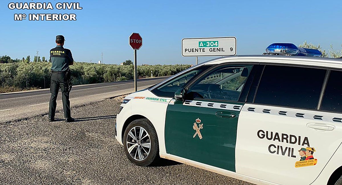 Un agente de la Guardia Civil en las cercanías de Puente Genil