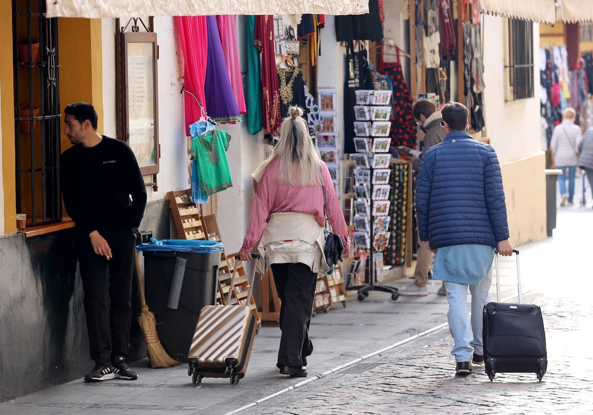 Una pareja de turistas se dirige a su piso de alquiler en Córdoba
