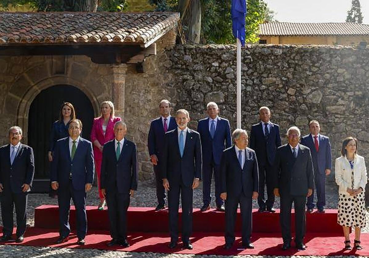 El Rey Felipe VI junto al resto de autoridades que han asistido al acto