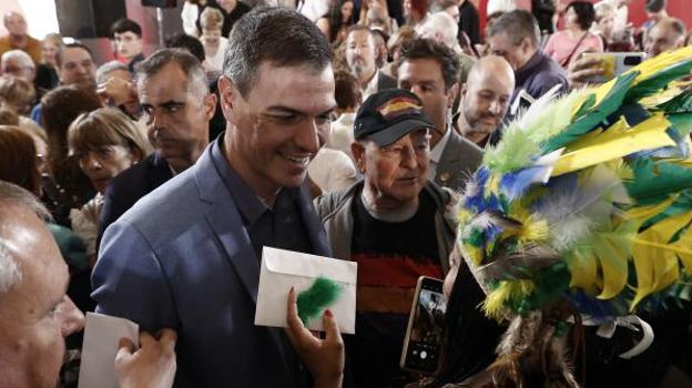 Sánchez saluda a los asistentes a un mítin del PSOE en Pamplona (Navarra) el día 30 de abril
