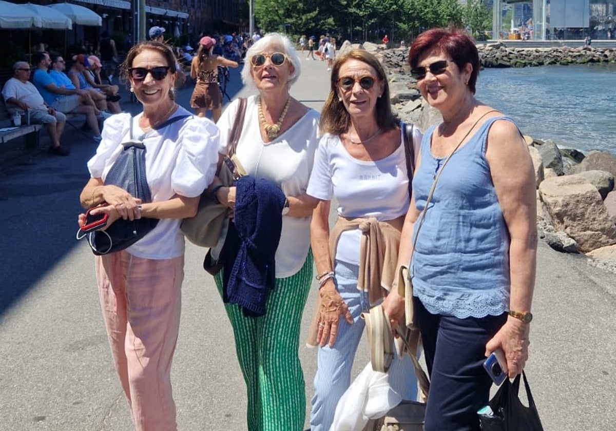 Las hermanas Cristina, Pilar, María José y Maite Alcocer. «Nuestro padre ha estado presente siempre en nuestra vida, era una persona excelente», contó María José a ABC.