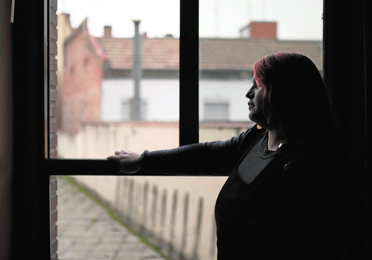 Mujer víctima de violencia de género en una vivienda alquilada