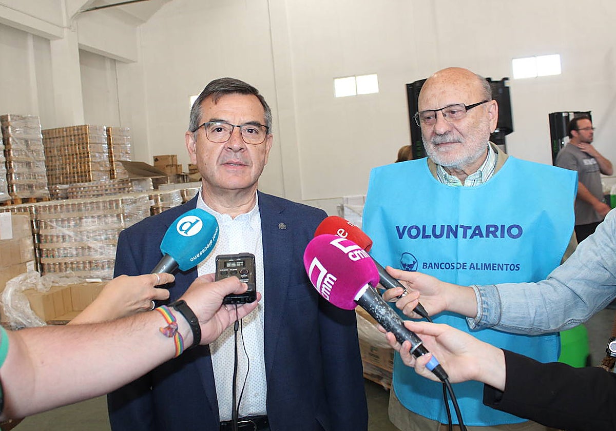 Carlos Ángel Devia, subdelegado del Gobierno en la provincia, junto con Manuel Lanza, presidente del Banco de Alimentos de Toledo