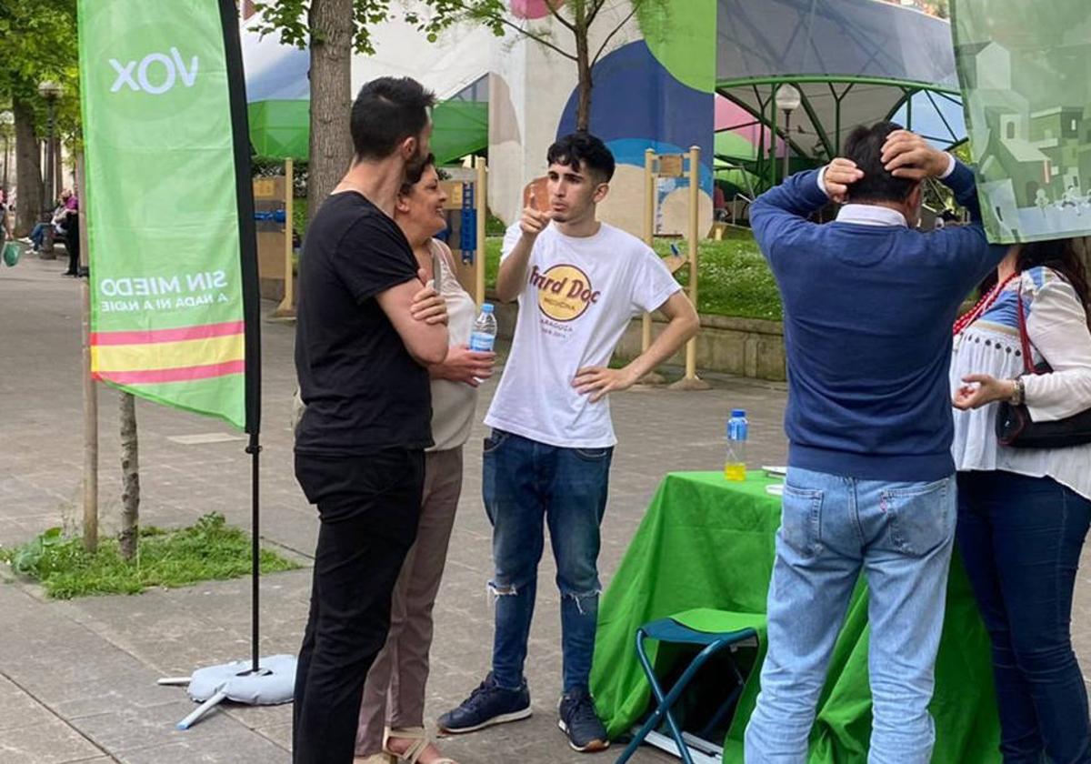 Miembros de Vox junto a la mesa informativa colocada en Bilbao este lunes