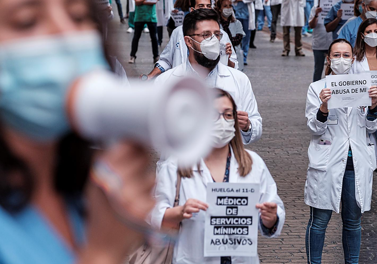 Imagen de archivo de  una protesta de facultativos a las puertas del Hospital Doctor Negrín