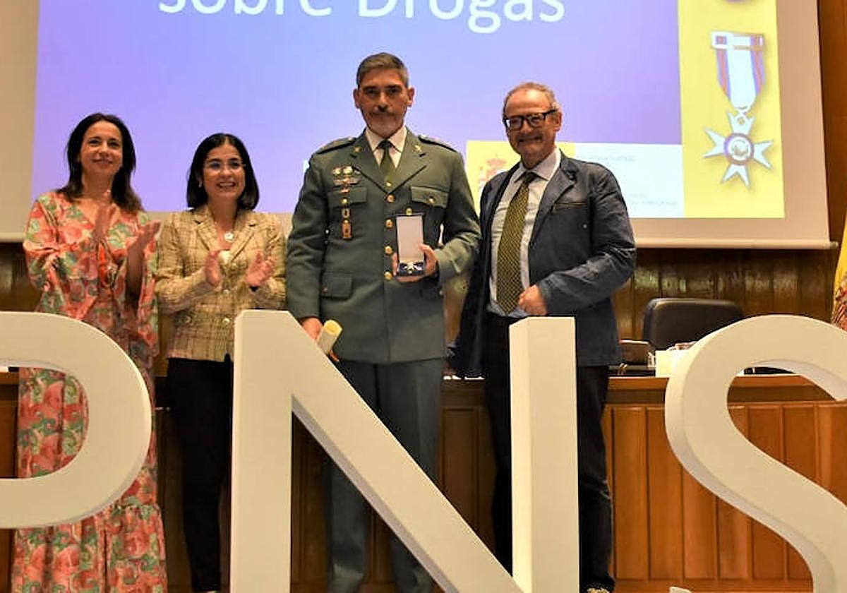 En el centro, el coronel Ramón María Clemente al recibir el Premio del Plan Nacional de Drogas en 2022