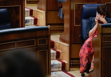 Las ministras socialistas huyen a la carrera al ser preguntadas por los etarras de las listas de Bildu