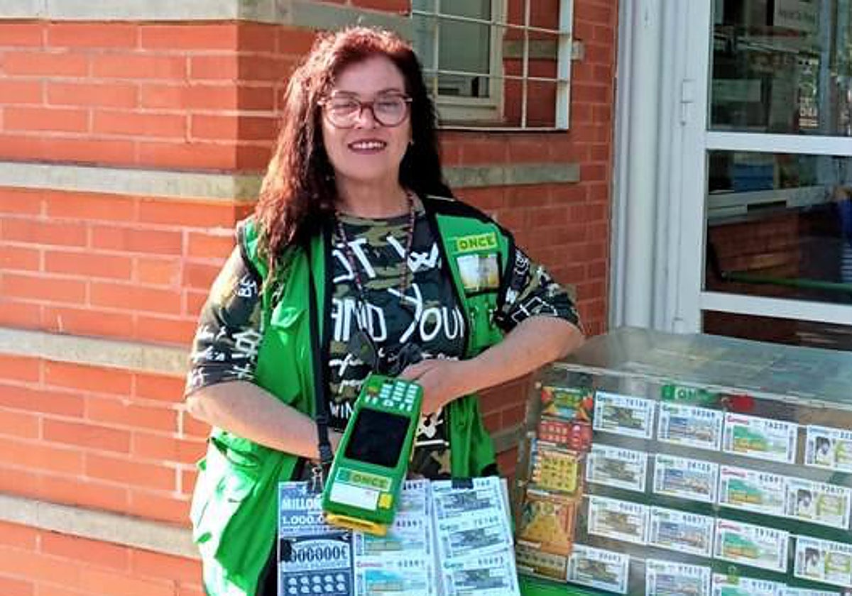 Imagen de la vendedora Mª Elvira Talens en su puesto de Tavernes de la Valldigna