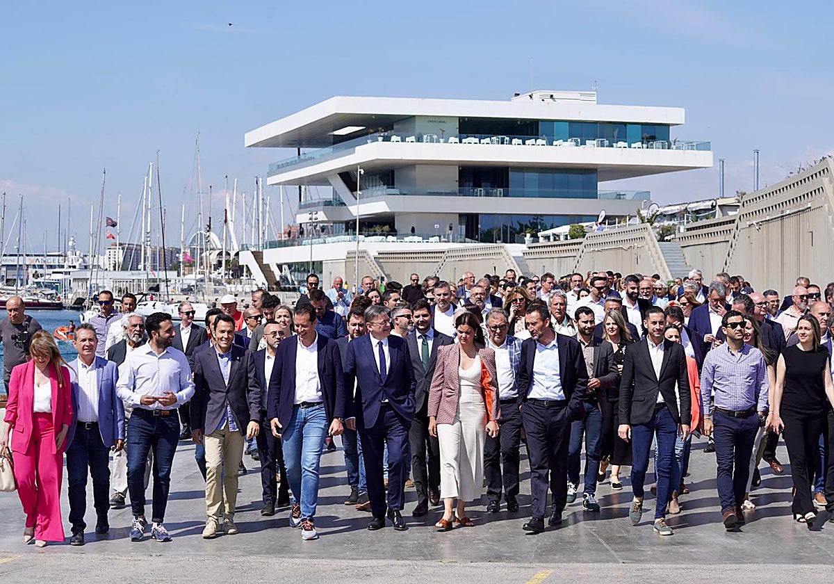 Imagen del presidente de la Generalitat Valenciana y secretario general del PSPV-PSOE, con todos los candidatos socialistas a Alcaldías de la Comunidad Valenciana