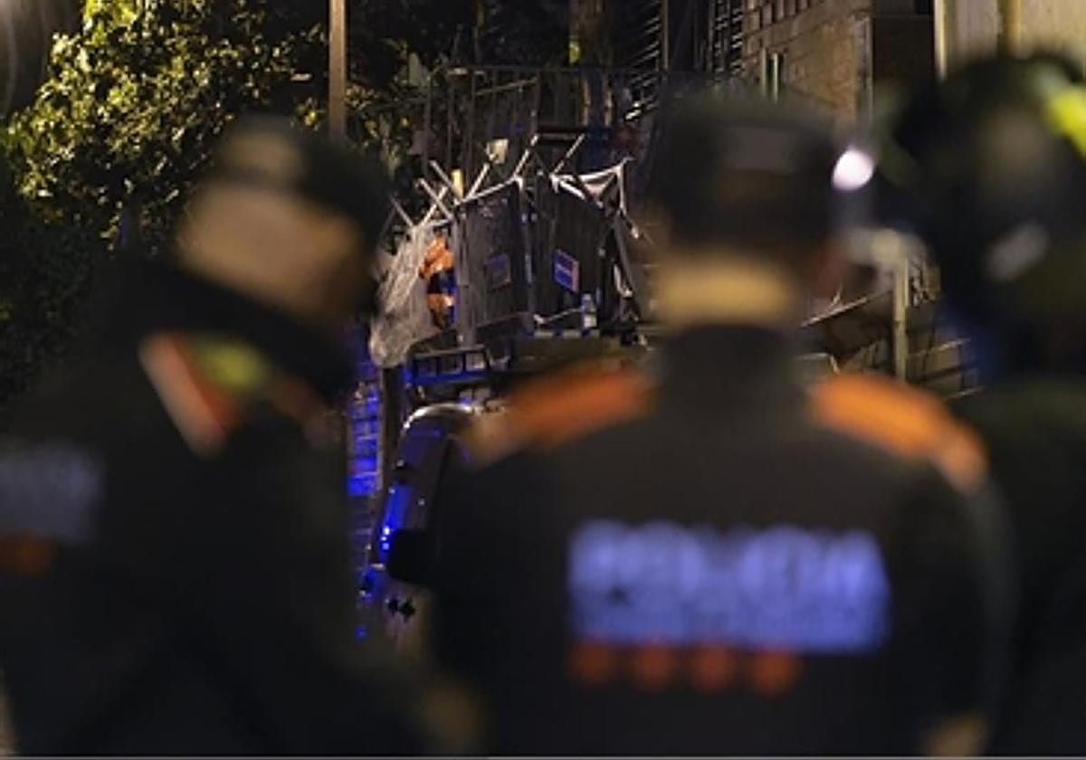 Los Mossos blindan Bonanova ante la protesta Desokupa