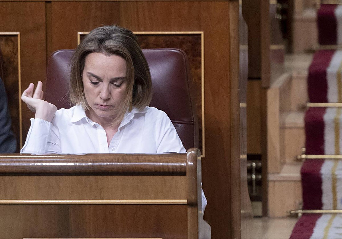 La secretaria general del PP, Cuca Gamarra, sentada este jueves en su escaño del Congreso