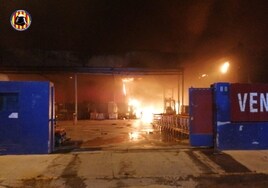 Arden en un incendio industrial tres naves del mayor importador de productos chinos en la Comunidad Valenciana