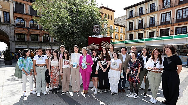 Milagros Tolón y Teo García junto a alumnos de la Escuela de Arte de Toledo en la apertura de la feria