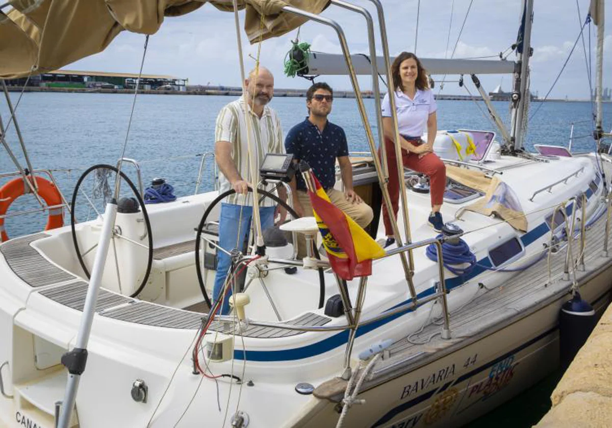 Rufino Selva, Nacho Dean y Estefanía Esteve, a bordo del velero del proyecto 'La España azul' en Alicante
