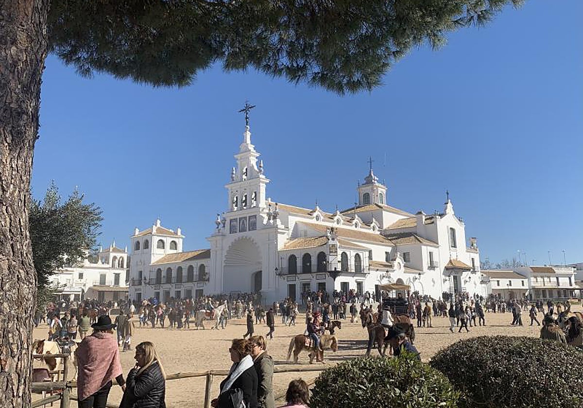 Visitantes durante el pasado domingo en la aldea de El Rocío