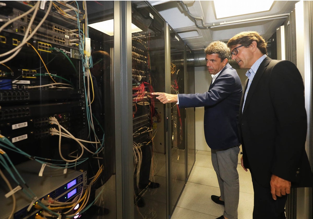 Juan de Dios Navarro y el presidente de la Diputación de Alicante, Carlos Mazón, junto a unos servidores de la institución