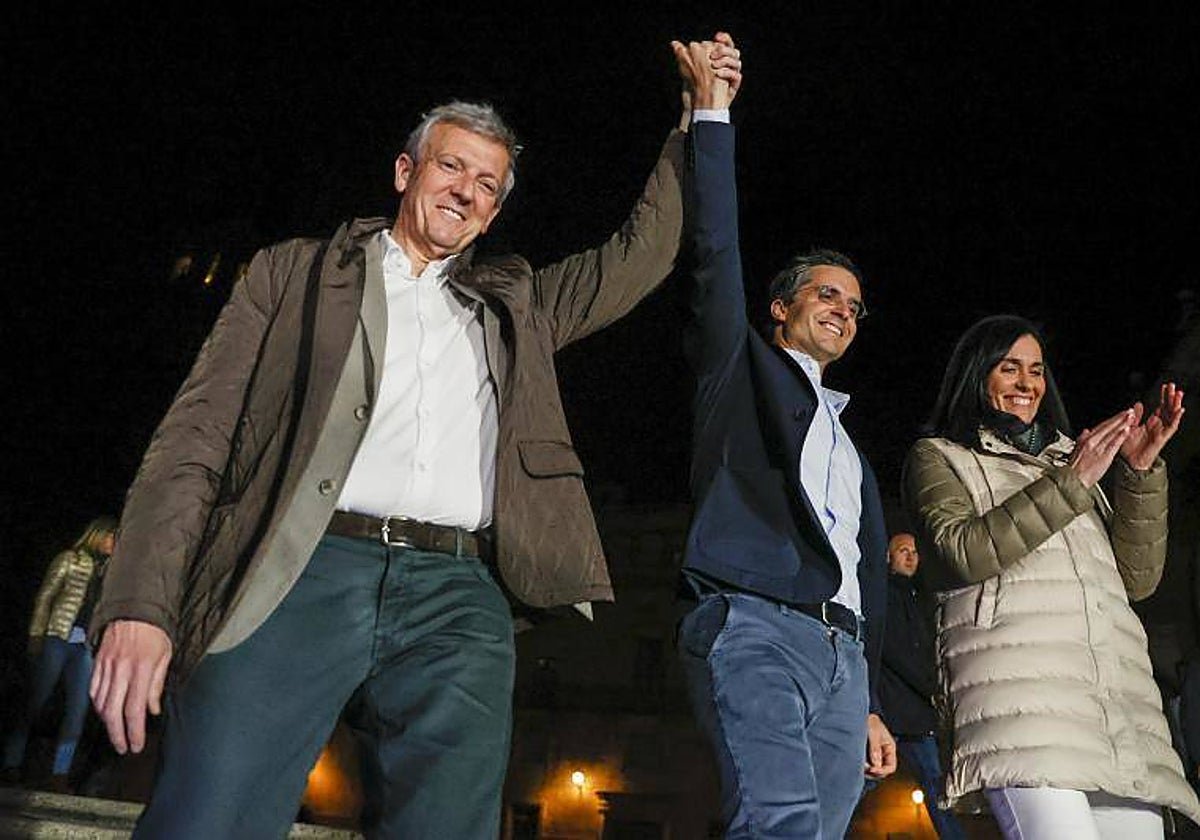 El presidente de la Xunta, Alfonso Rueda, y el candidato del PP en Santiago, Borja Verea, en la apertura de campaña en la capital gallega