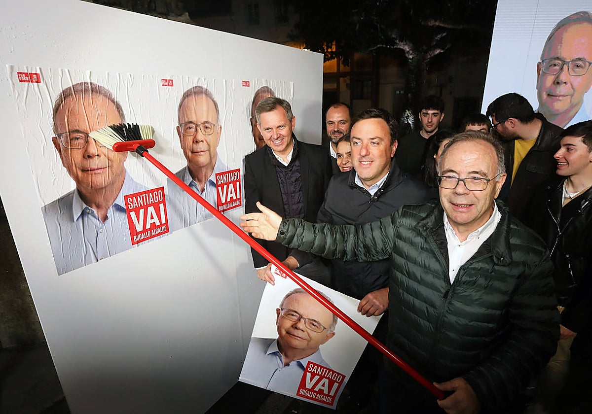 José Miñones, Valentín González Formoso y Xosé Bugallo arrancan la campaña pegando carteles en Santiago