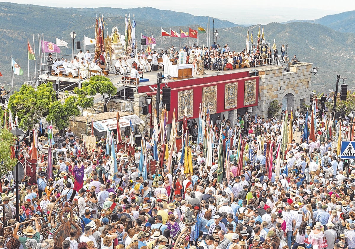 Devotos en la romería de la Virgen de la Cabeza en Jaén