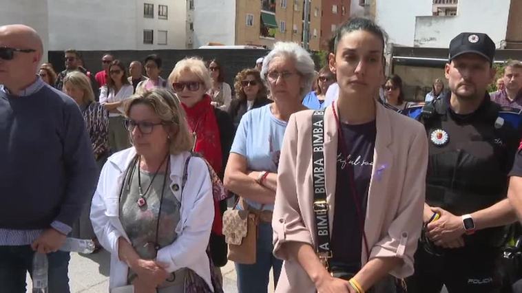 Emotivo minuto de silencio por la mujer asesinada por su pareja en Móstoles