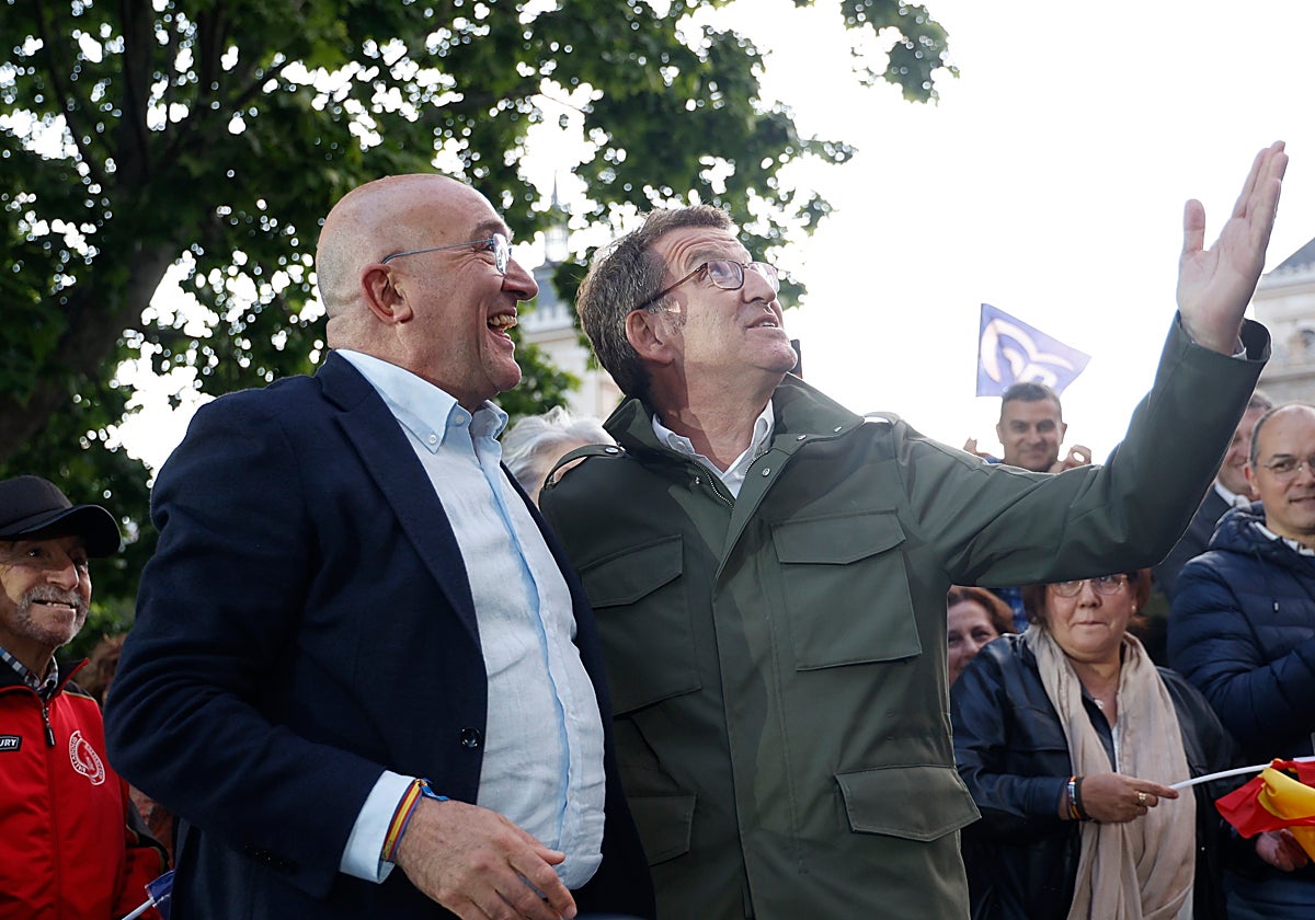 Carnero y Feijóo miran al cielo ante la amenaza de lluvia