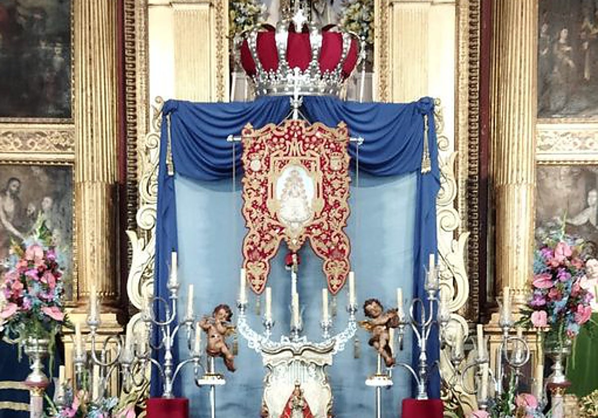 El Simpecado del Rocío de Lucena, en su altar de cultos de abril de este año