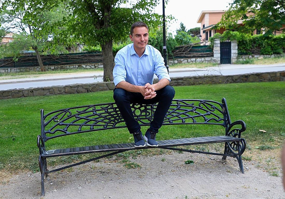 Juan Lobato, candidato del PSOE a la Comunidad de Madrid, en un momento de relax en la campaña electoral