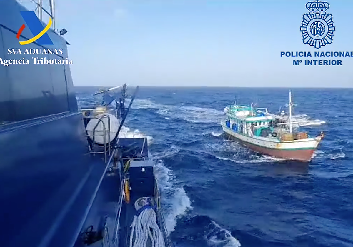 El pesquero 'Efesios' fue abordado en alta mar