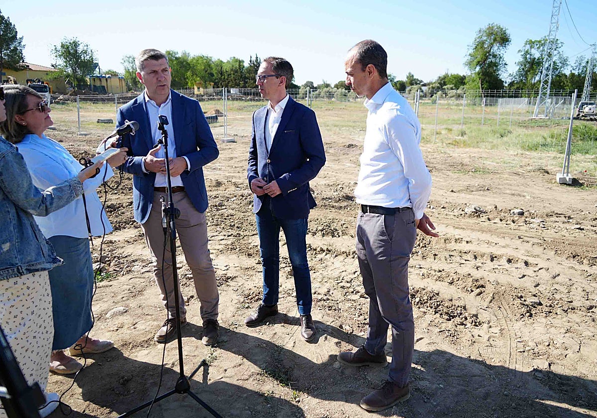 El delegado de Agricultura atiende a los medios de comunicación